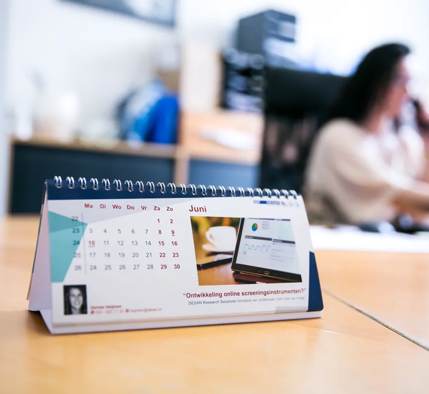 De jaarlijkse DESAN-kalender op een bureau