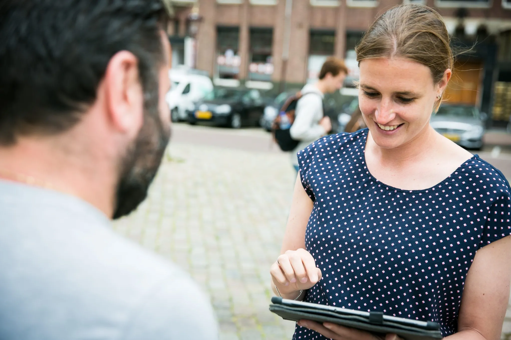 Face-to-face onderzoek met een tablet in het Oosterpark