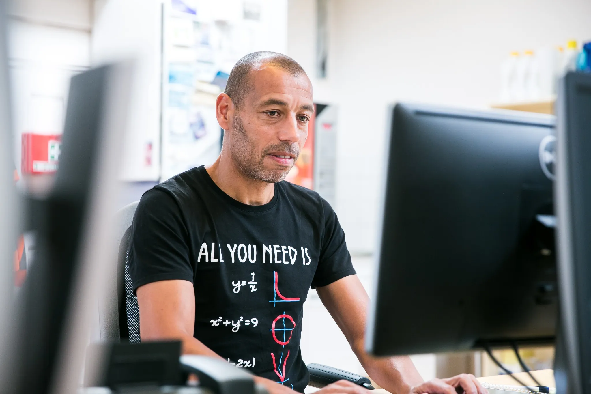 DESAN-medewerker programmeert een online onderzoek
