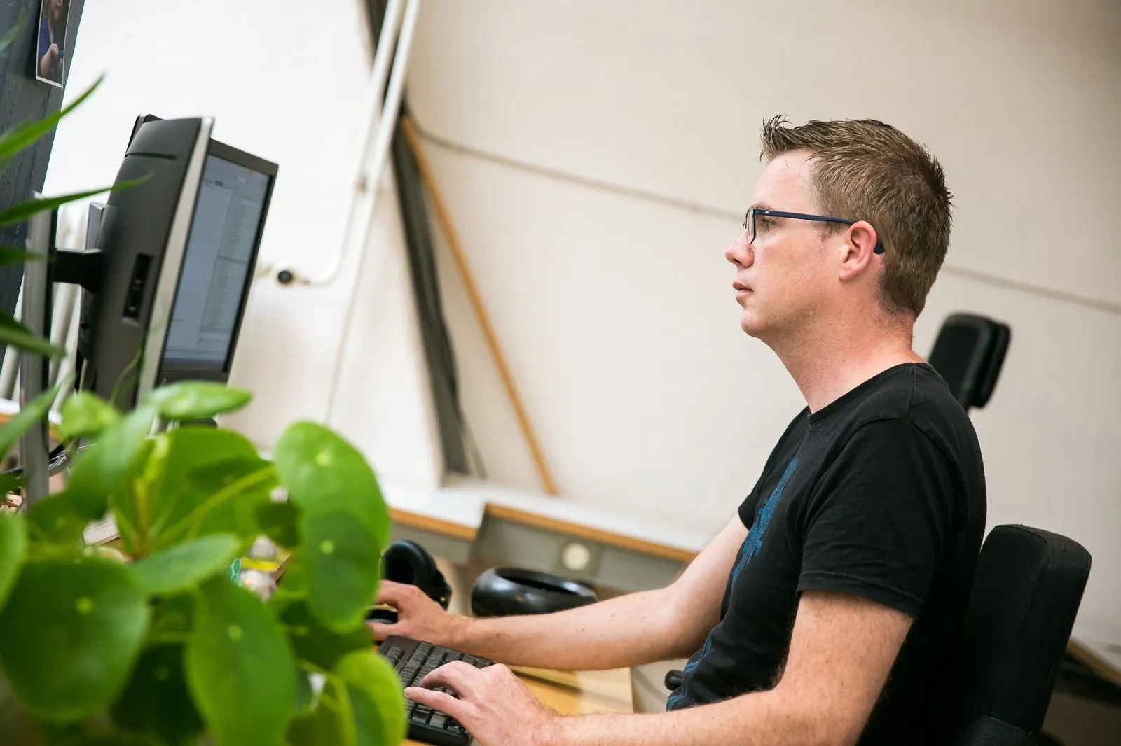 Een programmeur van DESAN aan het werk