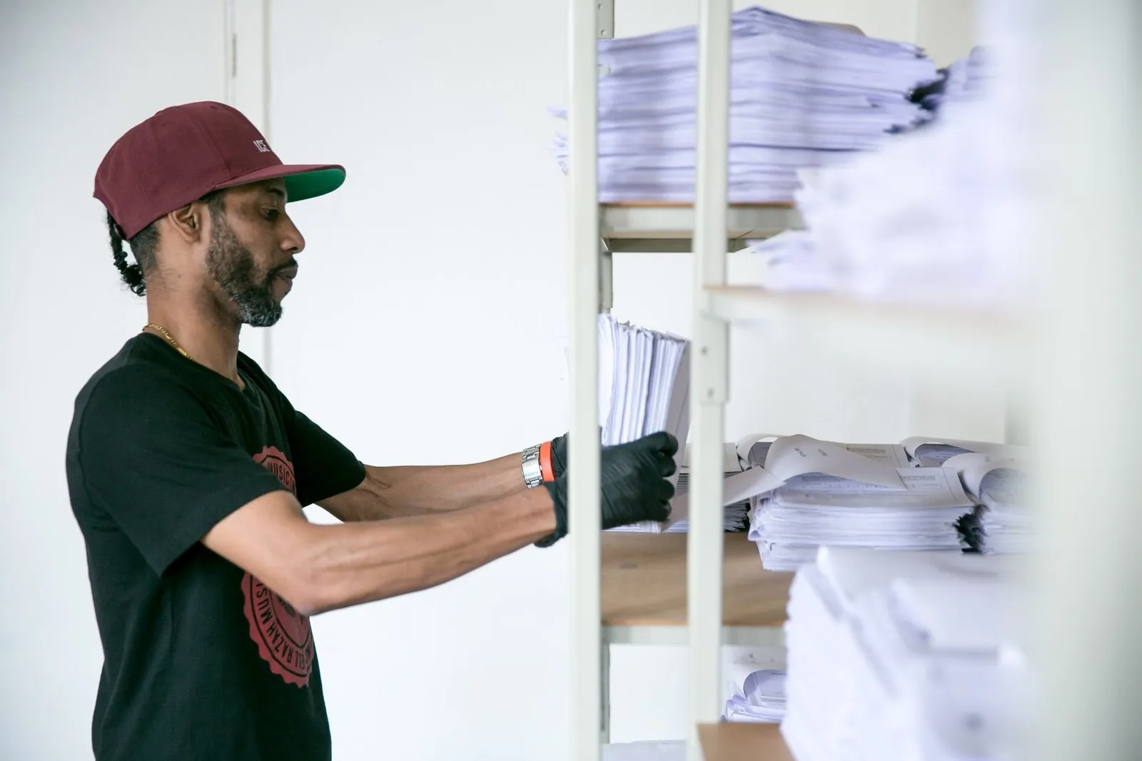 Een medewerker verwerkt schriftelijke onderzoeksdocumenten