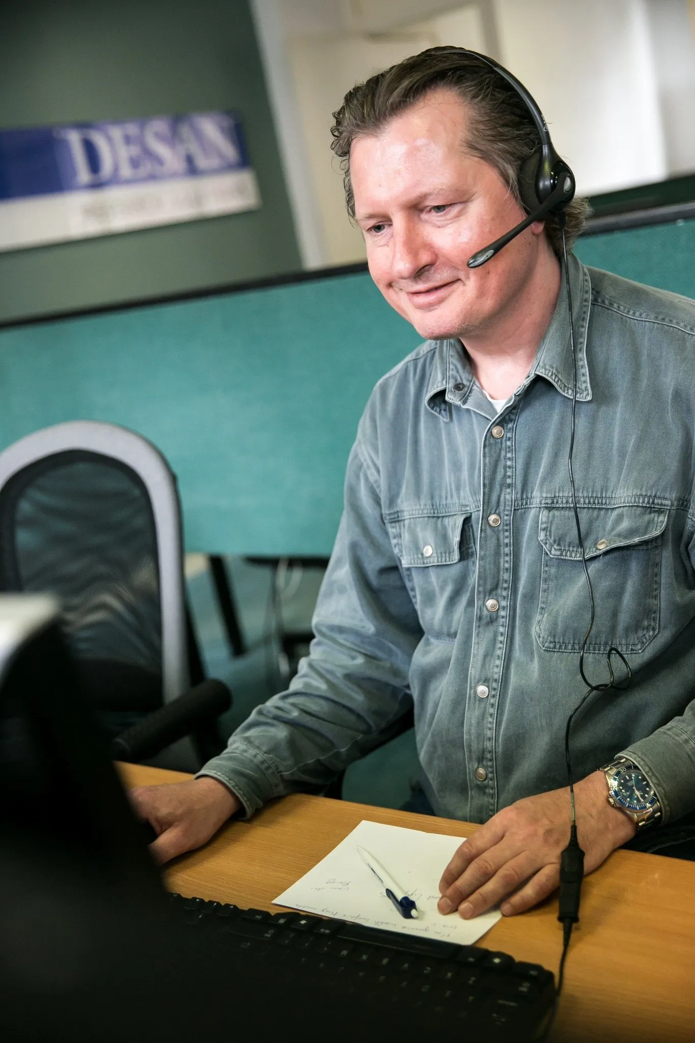 Een ervaren telefonisch enquêteur voert een interview